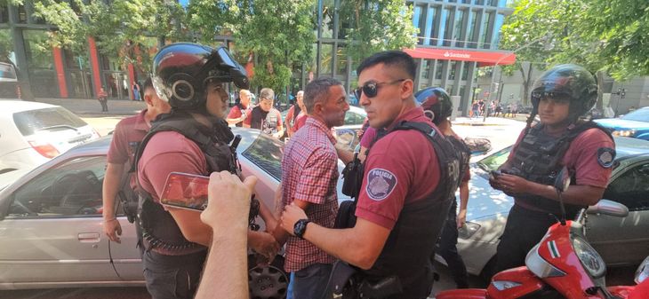 Detuvieron a Gastón Mercanzini, el hombre que arrojó una botella a Javier Milei.