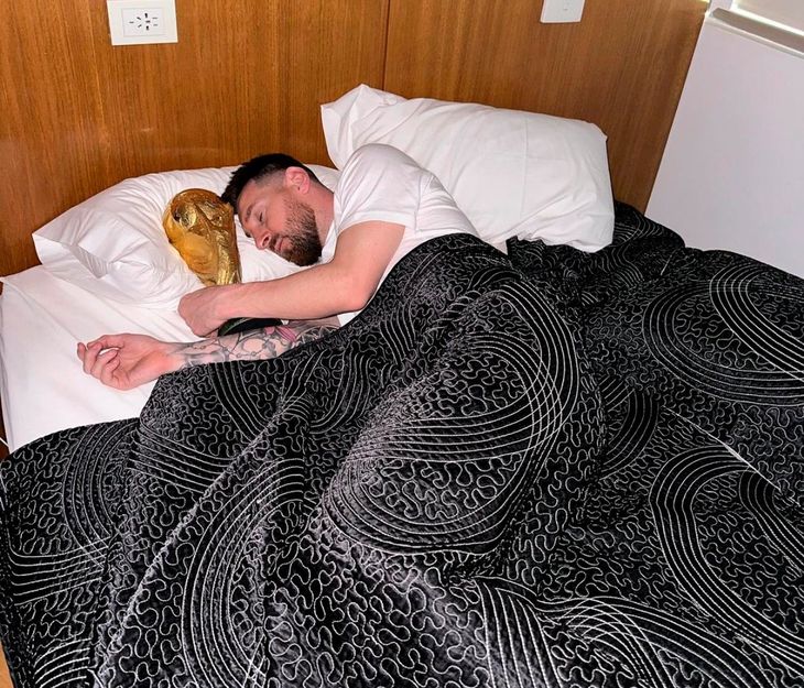 Lionel Messi amaneció con la Copa del Mundo