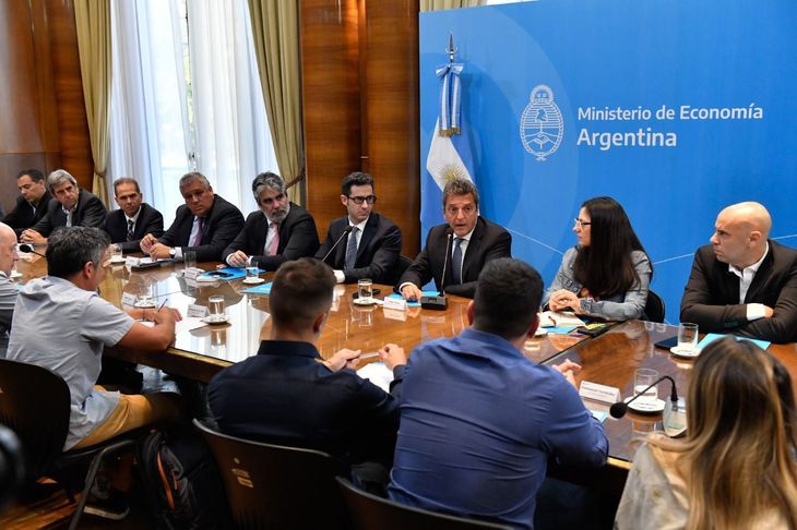 Sergio Massa anunció acuerdo de precios en el calzado deportivo