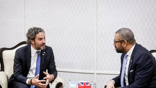 El canciller Santiago Cafiero junto a su par británico en la India.