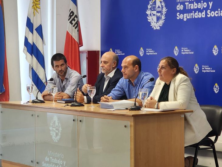 El director de Gestión Territorial del MIDES, Alejandro Sciarra, el ministro del MTSS, Pablo Mieres, el ministro de Desarrollo Social, Martín Lema, y la directora general del MTSS, Valentina Arlegui.